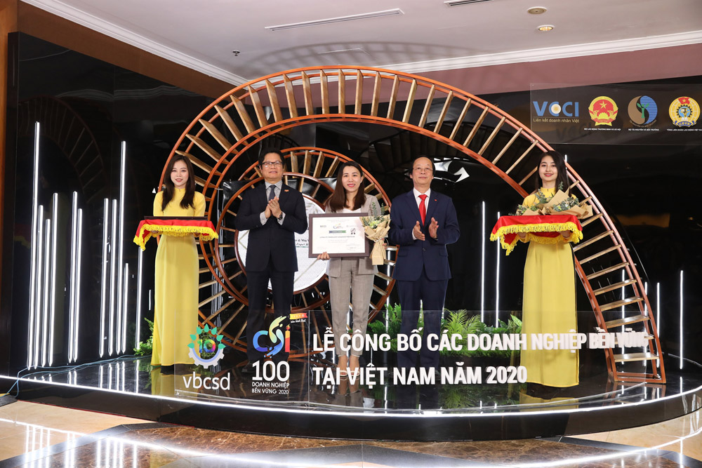 Đại diện Lee & Man nhận giải thưởng “100 doanh nghiệp phát triển bền vững năm 2020”