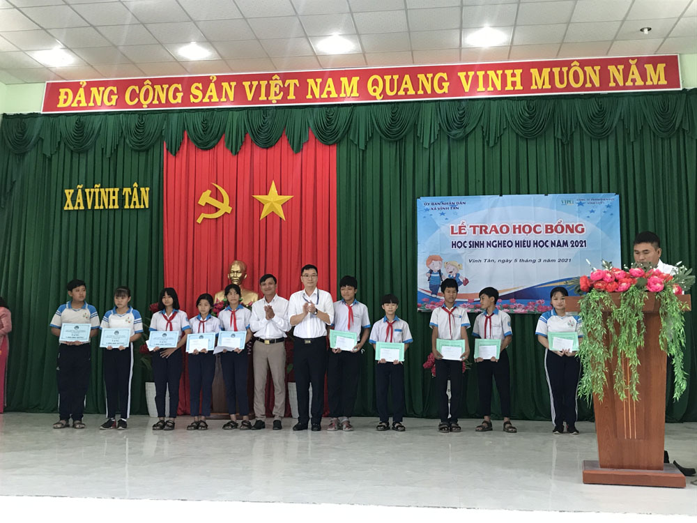 Trao học bổng cho học sinh nghèo