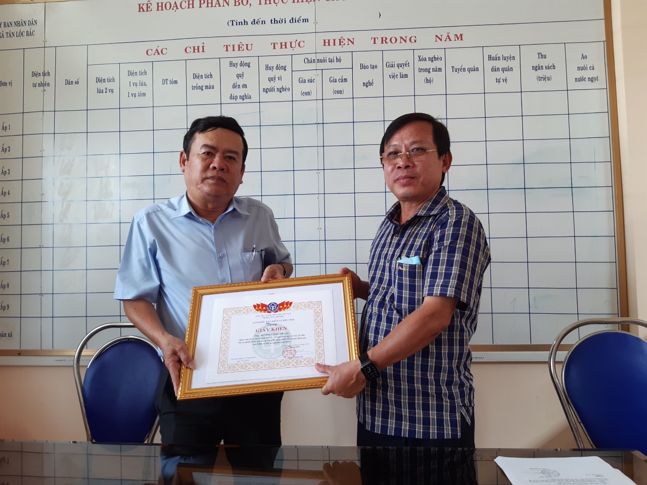 Giám đốc BHXH tỉnh Cà Mau Trịnh Trung Kiên trao Giấy khen cho nhân viên đại lý thu