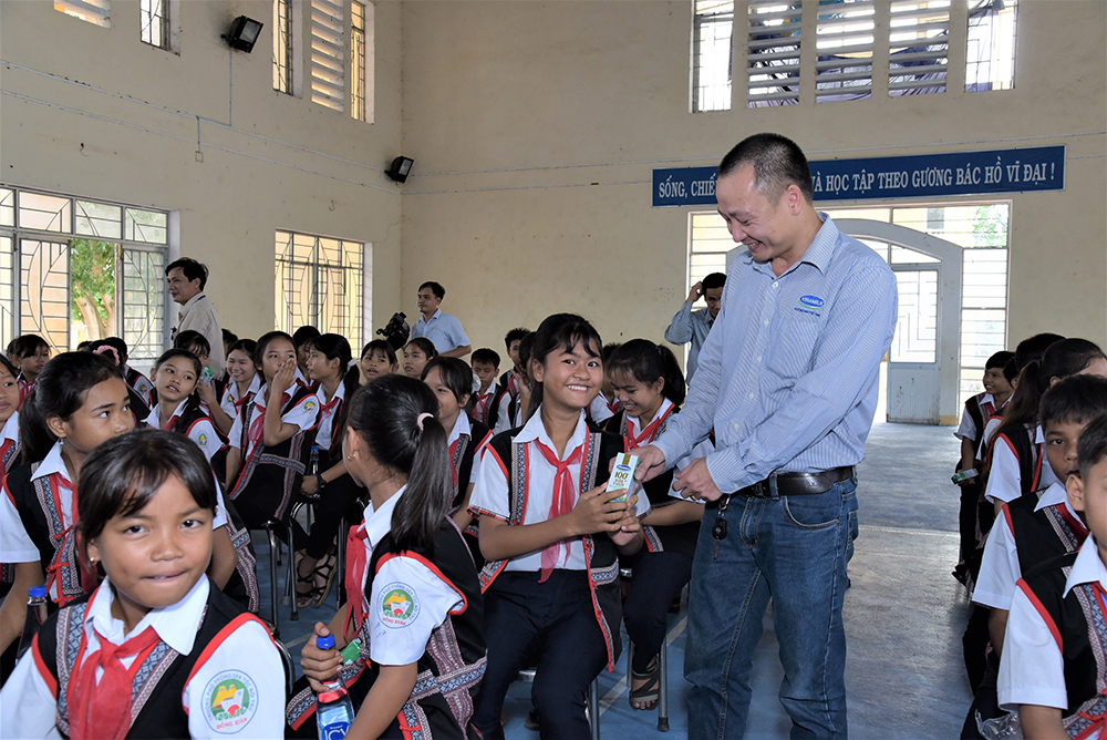 Các em nhỏ nhận sữa từ chương trình Quỹ sữa Vươn cao Việt Nam trong năm 2020