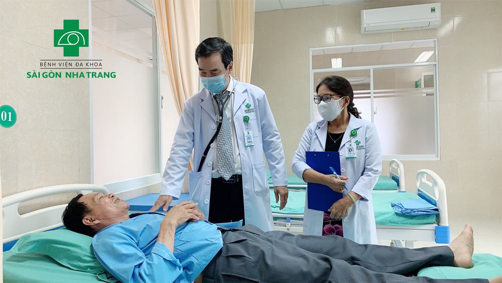 Thầy thuốc ưu tú - BS CKII Nguyễn Thành Hưng - Cố vấn cấp cao của bệnh viện trực tiếp thăm khám, điều trị cho bệnh nhân nội trú