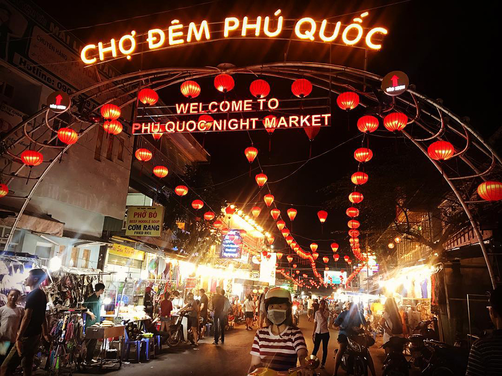 Chợ đêm Phú Quốc là điểm đến của du khách khi đến đảo ngọc