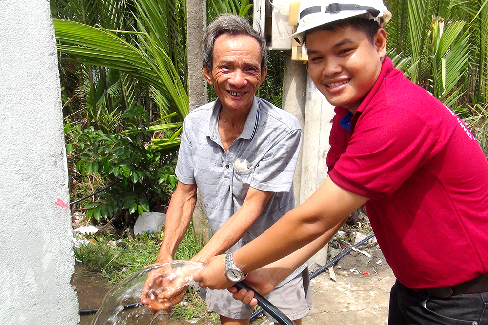 Ông Trần Văn Thanh, người dân tổ 8, ấp An Bình, xã An Thới Đông, huyện Cần Giờ vui mừng khi nước sạch vào tới tận nhà mình
