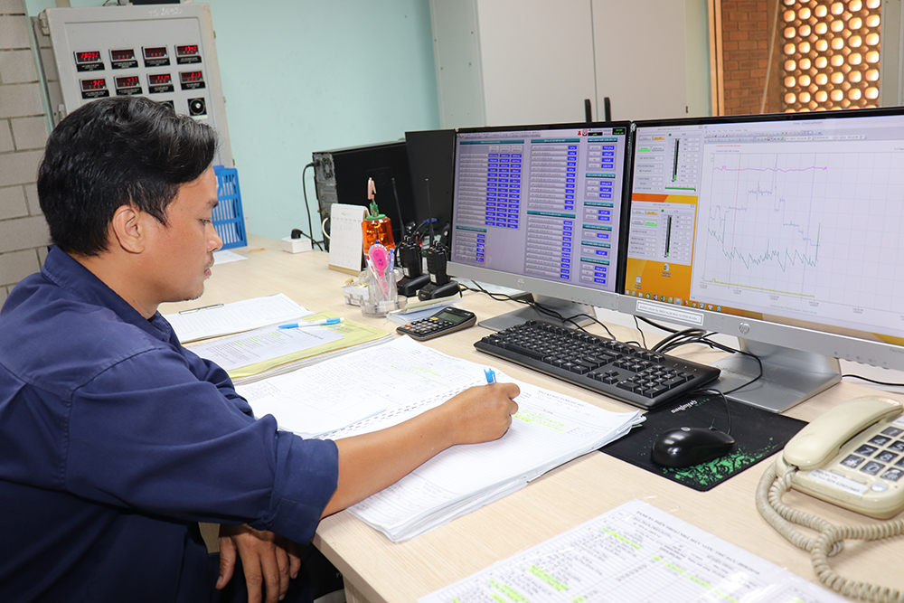 Nhân viên cấp nước giám sát chất lượng nước online từ đầu nguồn đến khi nước vào nhà máy xử lý