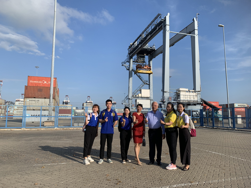 TS Mai Xuân Thiệu (thứ 3 từ phải sang) dẫn đoàn GV và SV BVU tham quan Cảng Quốc tế Cái Mép (CMIT) 