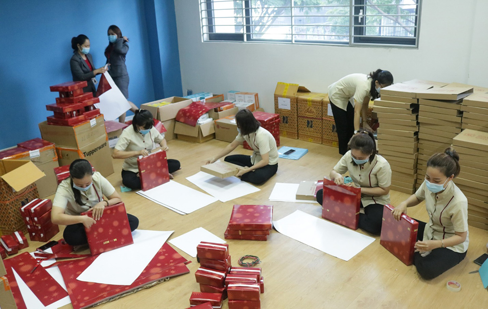 Đội ngũ nhân viên VAS đã làm việc liên tục nhiều ngày để chuẩn bị hàng ngàn phần quà trao tặng học sinh