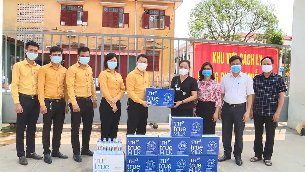 Hàng chục nghìn ly sữa tươi sạch TH True Milk được gửi tặng lực lượng chống dịch và người dân cách ly ở Bắc Giang