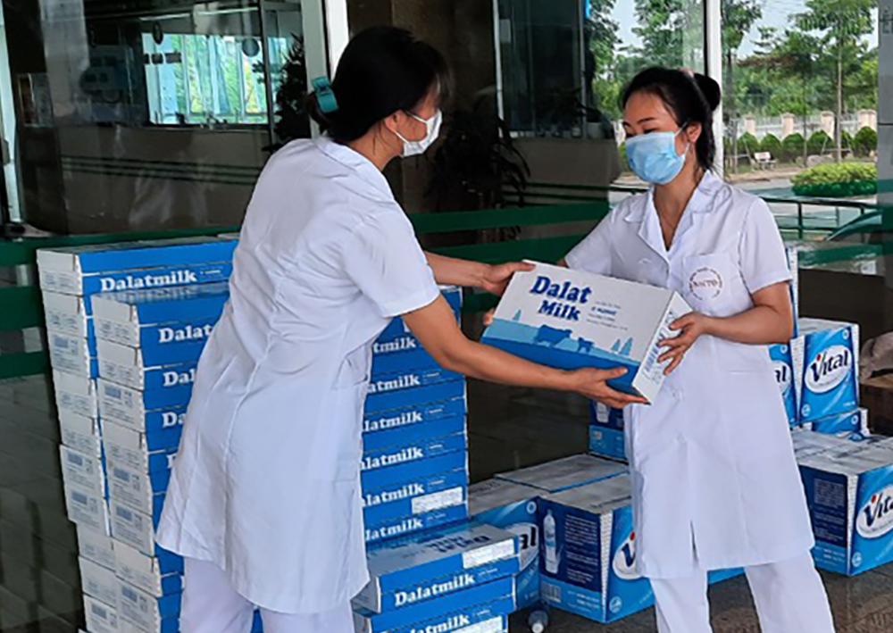 Sữa TH chuyển tặng bác sĩ, nhân viên y tế tại Bệnh viện Nhiệt đới T.Ư cơ sở Đông Anh đang tham gia chống dịch Covid-19