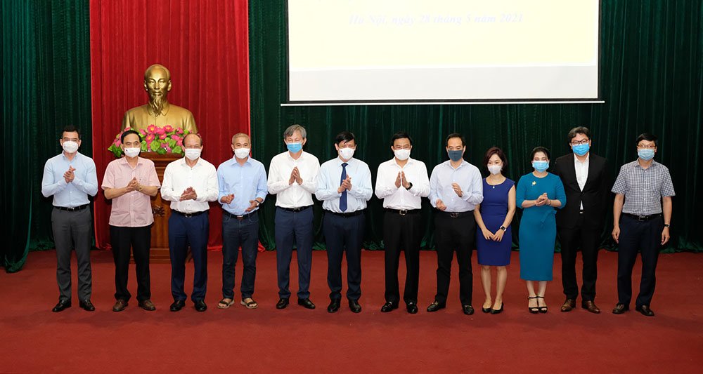 Bộ trưởng Nguyễn Thanh Long thay mặt ngành y tế tiếp nhận hỗ trợ chi phí mua vaccine phòng Covid-19 từ các đơn vị trên cả nước