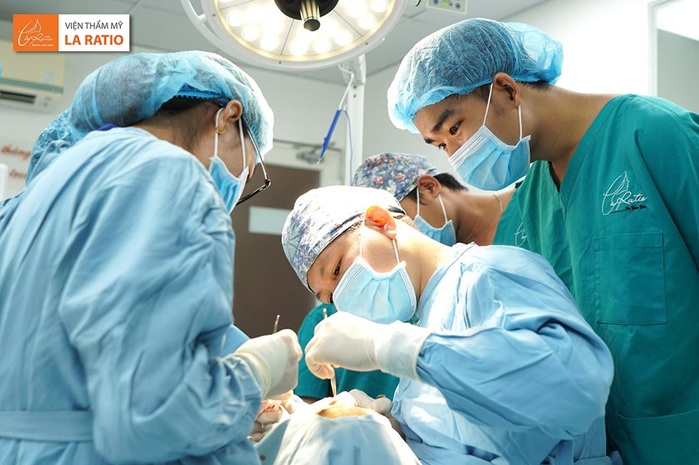  Bác sĩ Trung trong một ca phẫu thuật dị tật khe hở môi - hàm ếch