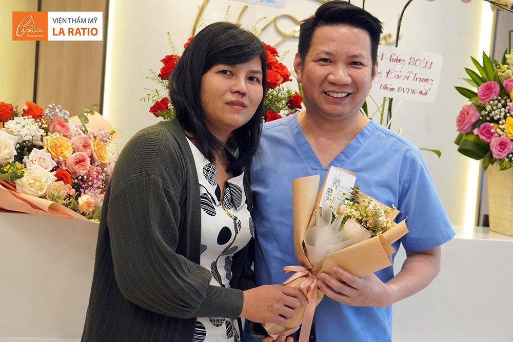  Chị Hương - một trong những ca BST tặng hoa thay lời cảm ơn cho bác sĩ Trung