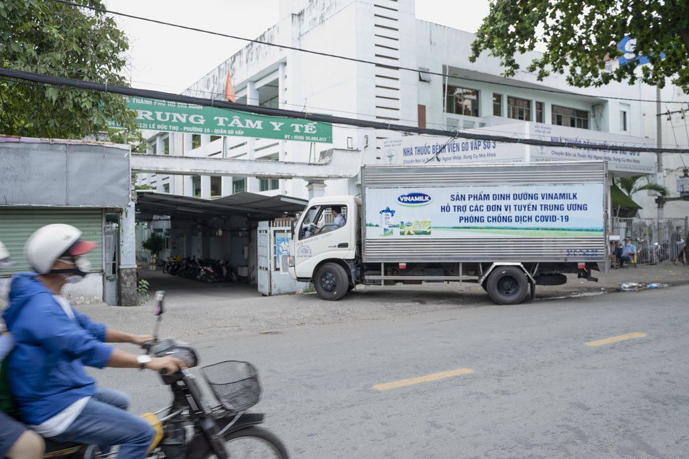 Sáng sớm ngày 1.6, các chuyến xe của Vinamilk đã rời kho, lên đường đến nhiều điểm tiếp nhận hỗ trợ tại các bệnh viện tuyến đầu và Trung tâm y tế quận Gò Vấp tại TP.HCM