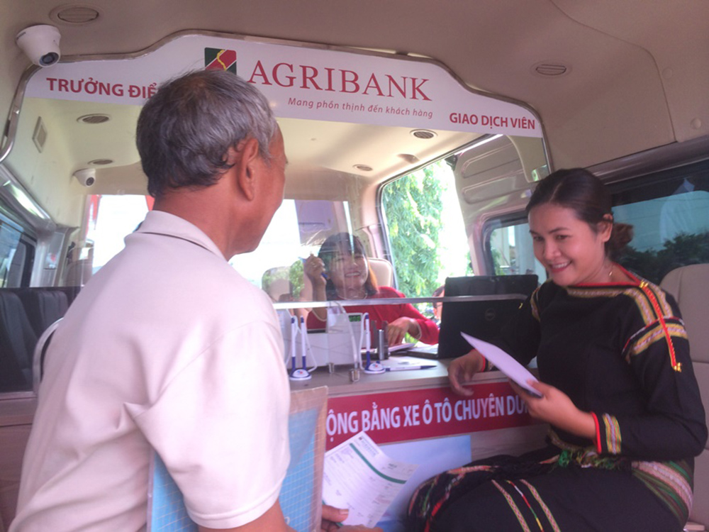 Điểm giao dịch lưu động bằng xe ô tô chuyên dùng của Agribank giúp người dân địa bàn vùng sâu, vùng xa tiết kiệm thời gian và chi phí khi giao dịch với ngân hàng