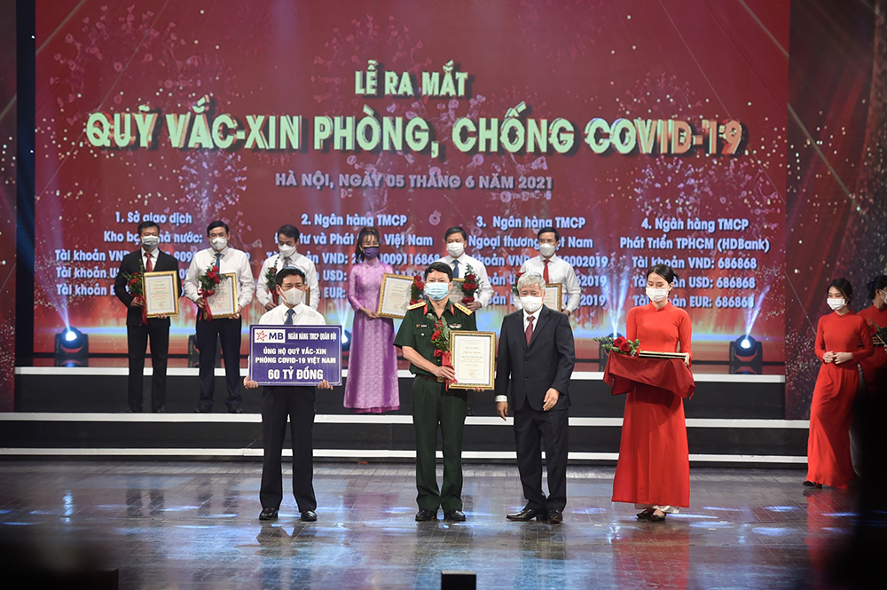 Ông Trần Minh Đạt - P.TGĐ MB trao tặng số tiền 60 tỉ đồng cho Quỹ Vaccine phòng Covid-19