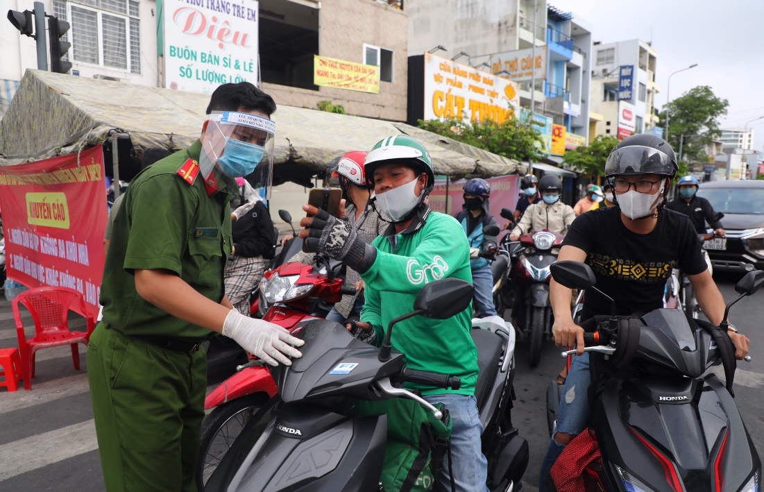 Người dân đi qua chốt Phan Văn Trị - Phạm Văn Đồng khai báo y tế nhanh, khu vực không xảy ra ùn tắc