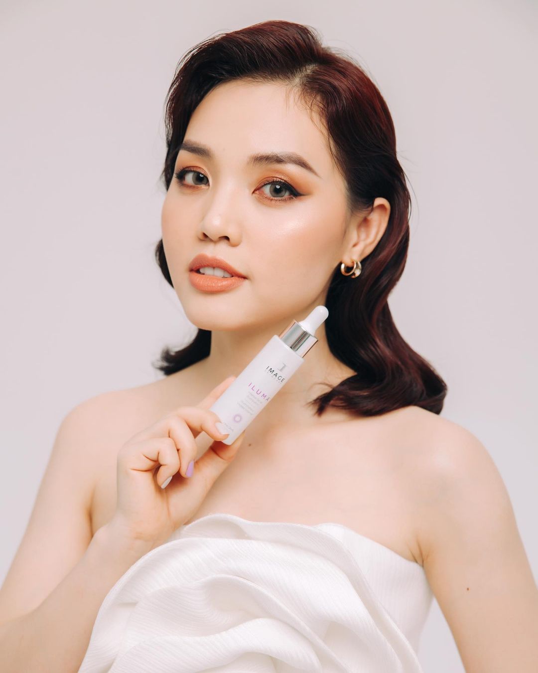 Ca sĩ Linh Phi rất yêu thích dòng sản phẩm serum trị nám mới của thương hiệu dược mỹ phẩm Image Skincare