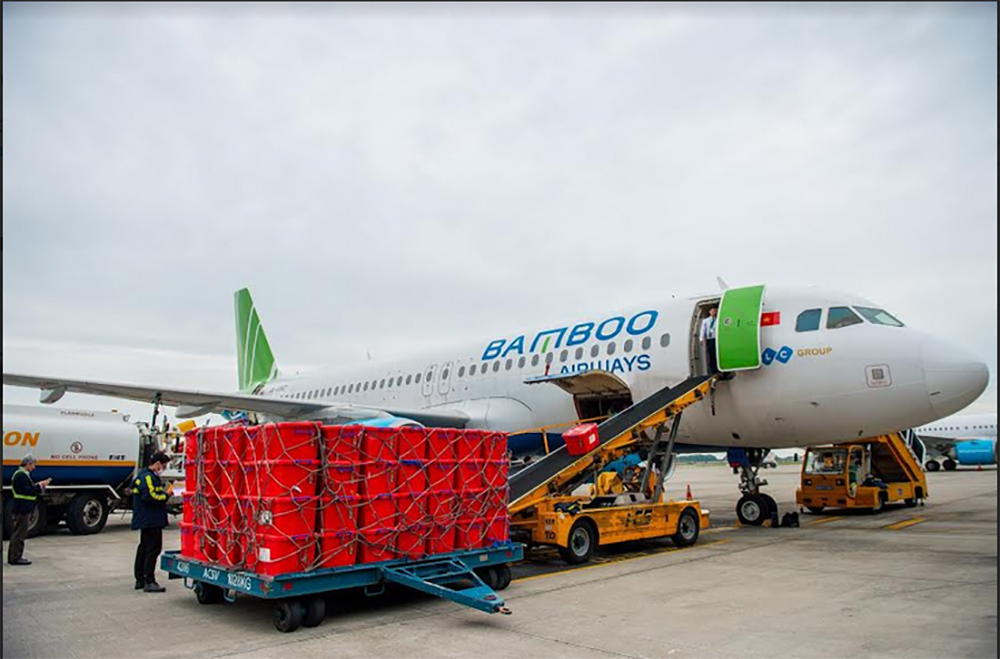 Bamboo Airways vận chuyển miễn cước 100 tấn hàng hóa y tế, nhu yếu phẩm trong năm 2020