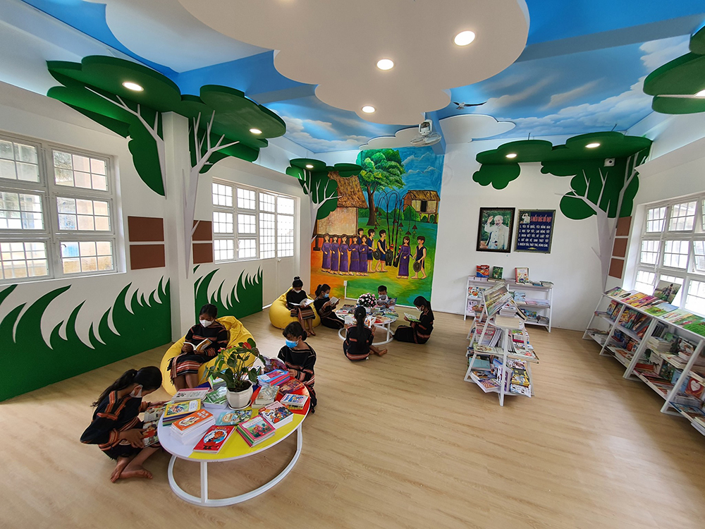 Hình thành một không gian tương tác khi đọc sách với nhiều trang thiết bị sạch đẹp, hiện đại dành cho các em học sinh địa phương