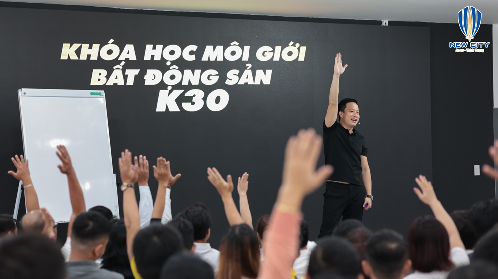 Ông Võ Minh Khoa chia sẻ kinh nghiệm tại khóa học môi giới