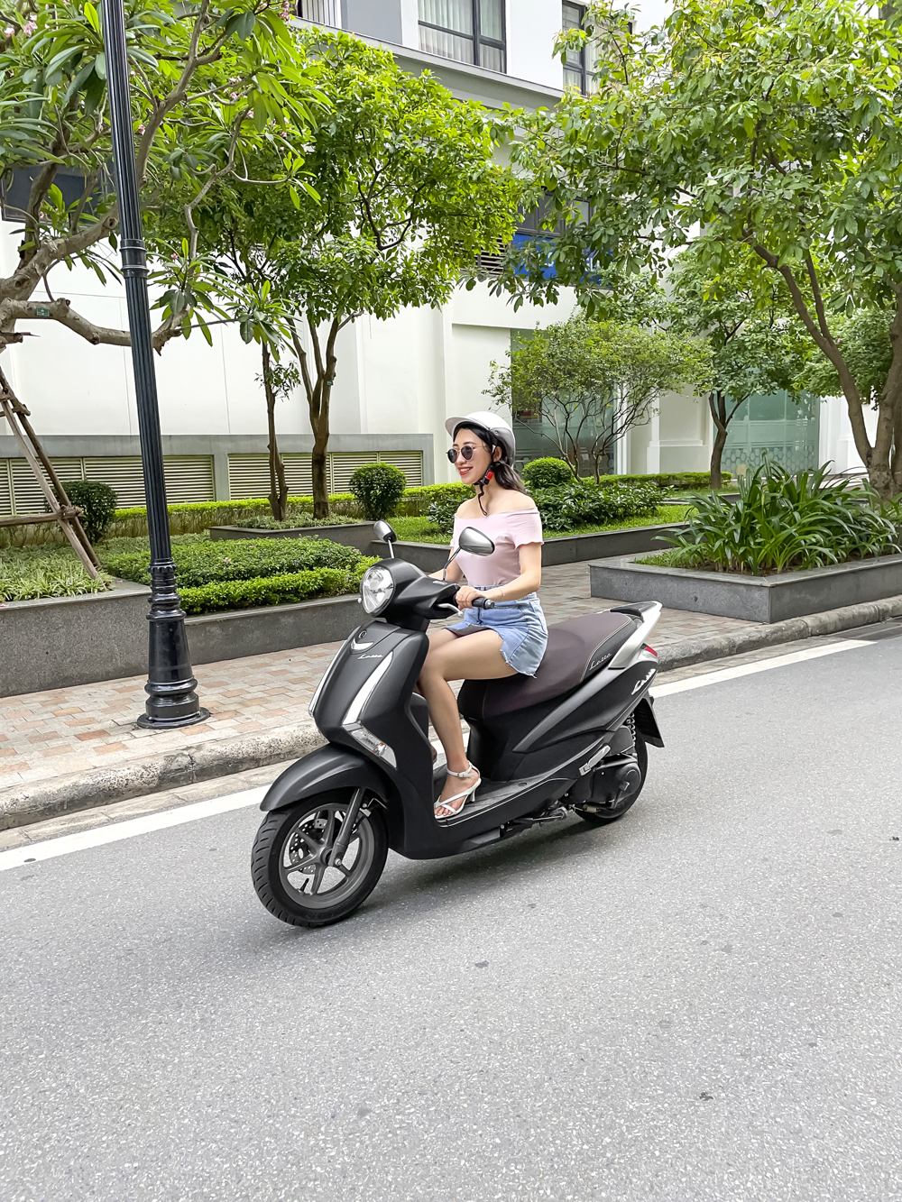 Với thiết kế gọn gàng và trọng lượng nhẹ, Yamaha Latte giúp chị em phụ nữ di chuyển dễ dàng 