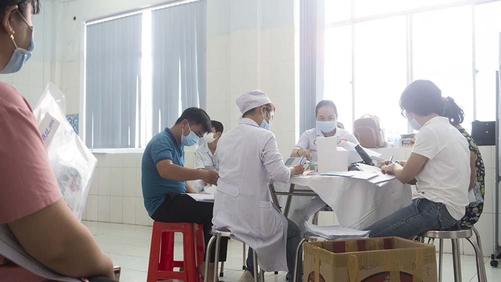 Khám sàng lọc người dân tình nguyện tham gia tiêm thử nghiệm vắc xin Covid-19 Nanocovax - Ảnh Huy Thăng