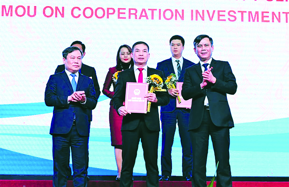 Lãnh đạo tỉnh Quảng Bình trao quyết định chủ trương đầu tư Khu đô thị nam cầu Dài cho Công ty TNHH Tập đoàn Sơn Hải tại hội nghị xúc tiến đầu tư đầu năm 2021 