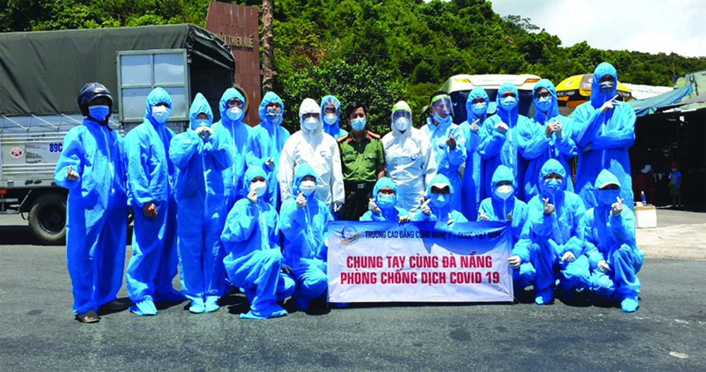 Lực lượng Trường Cao đẳng Công nghệ Y - Dược Việt Nam  tham gia chống dịch cùng cán bộ bác sĩ Bệnh viện 199 - Bộ Công an  