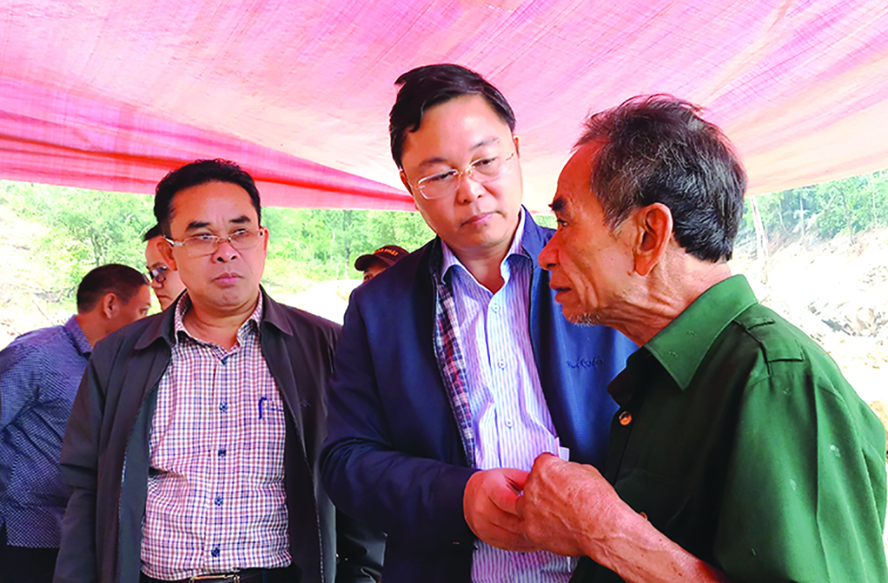 Chủ tịch UBND tỉnh Quảng Nam Lê Trí Thanh (ở giữa) thăm hỏi động viên người dân Trà Leng sau vụ sạt lở núi