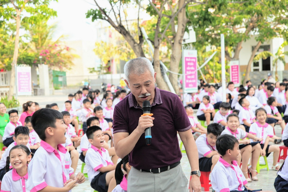 Giáo sư Trương Nguyện Thành trao đổi, thuyết giảng kỹ năng sống cho HS Trường Liên cấp Hoa Sen