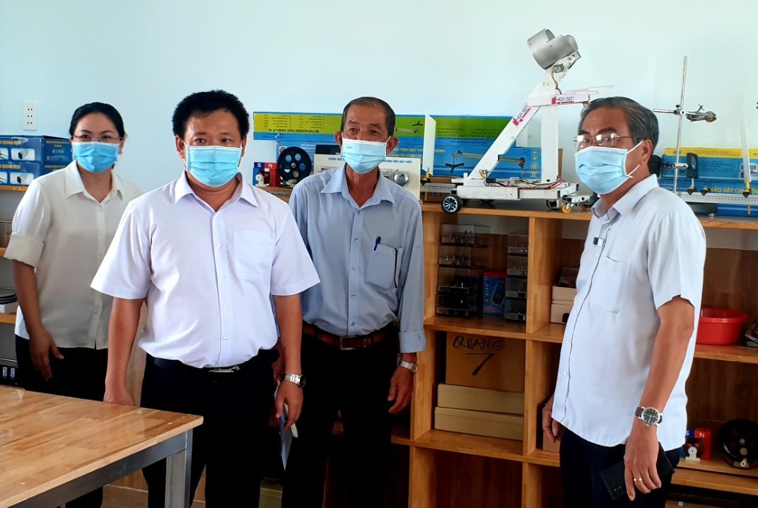 Giám đốc Sở GD-ĐT Ninh Thuận Nguyễn Huệ Khải (bên phải) đánh giá cao về việc đầu tư cơ sở vật chất, trang thiết bị hiện đại phục vụ dạy và học của nhà trường