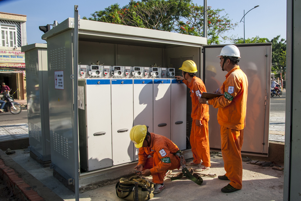 Các đơn vị điện lực phía Nam tăng cường kiểm tra lưới điện nhằm tránh sự cố trong mùa mưa bão