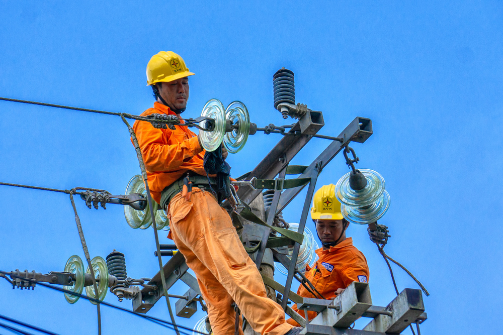 Công nhân điện lực củng cố lưới điện nhằm đảm bảo cung cấp điện an toàn, liên tục