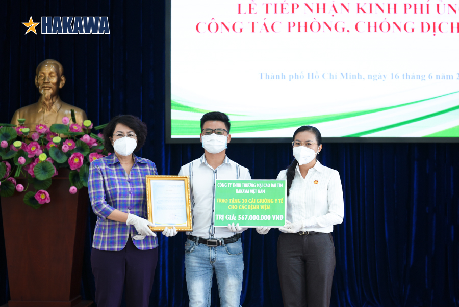 Ông Võ Công Cao - Giám đốc HAKAWA Việt Nam nhận thư cảm ơn của Nhà nước