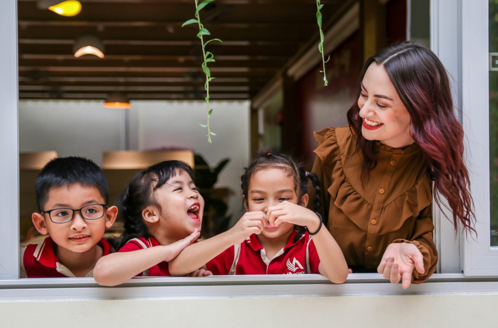  Từ 25 tháng tuổi, các bé tại VAschools được học tập với giáo viên bản ngữ hằng ngày, giúp các em có phát âm chuẩn nhất ngay từ bước khởi đầu