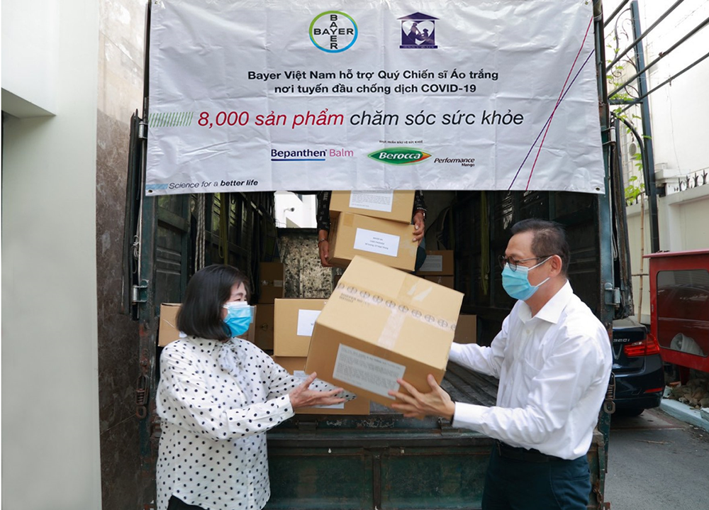 Bayer Việt Nam phối hợp cùng Hội Phụ nữ Từ thiện TP.HCM trao 8.000 sản phẩm chăm sóc sức khỏe cho Trung tâm Kiểm soát Bệnh tật TP.HCM