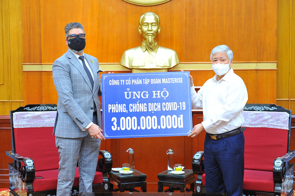 Chủ tịch UBTƯ MTTQ Việt Nam - ông Đỗ Văn Chiến tiếp nhận hỗ trợ