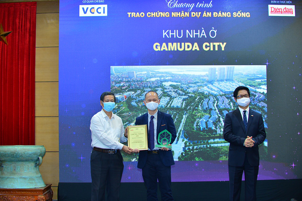 Ông Dennis Ng Teck Yow - Tổng giám đốc Gamuda Land Việt Nam nhận giải thưởng Dự án đáng sống 2021