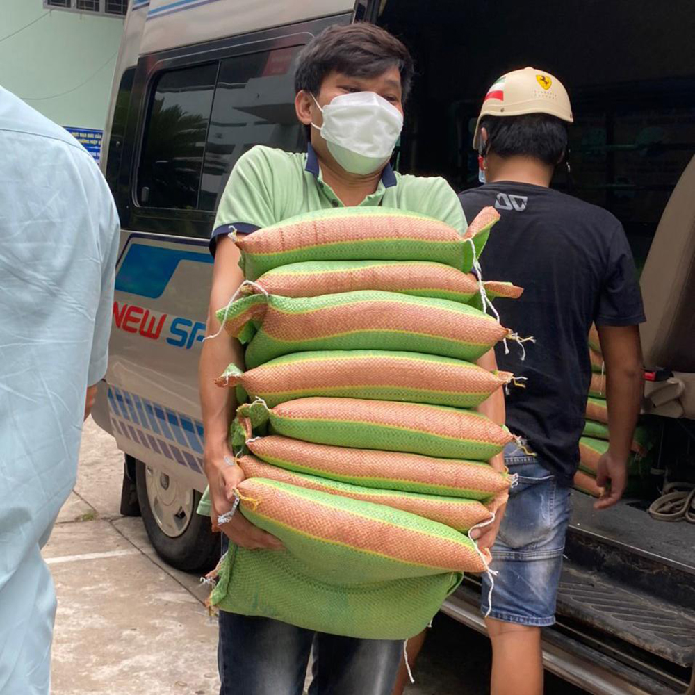  5 tấn gạo cũng được vận chuyển đến Sài Gòn để hỗ trợ bà con mùa dịch