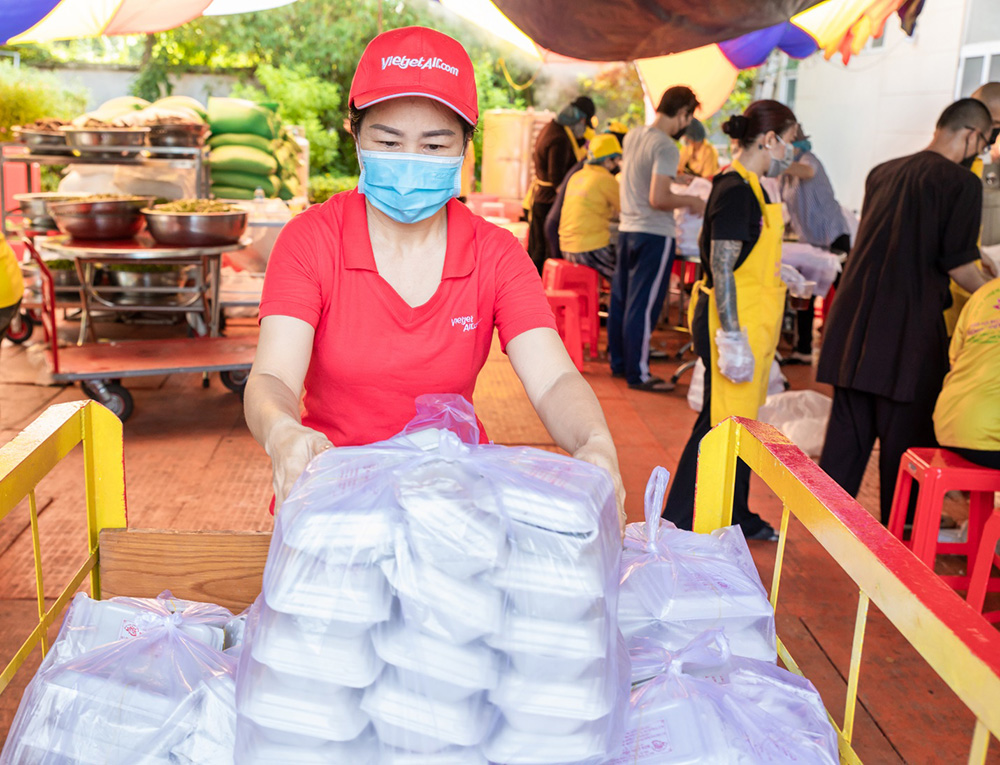 Các phần cơm được chăm chút, chuẩn bị cẩn thận trước khi gửi đến y bác sĩ, người có hoàn cảnh khó khăn, đang trong khu cách ly, phong tỏa, bệnh viện dã chiến...