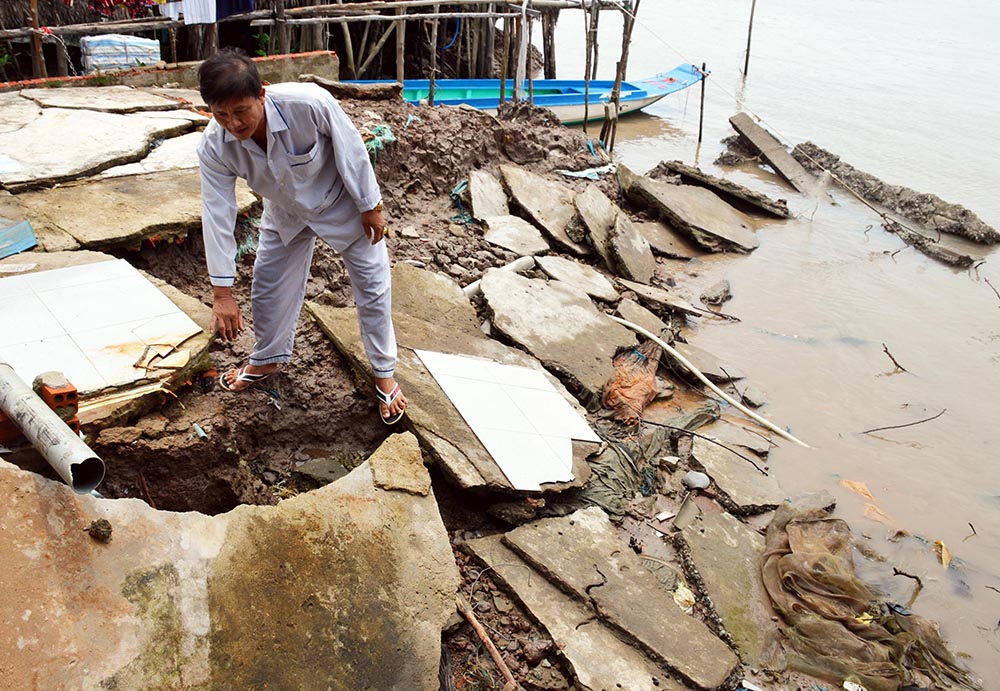 Làng cá Hố Gùi (ấp Mai Hoa, xã Nguyễn Huân, H.Đầm Dơi) với hơn 180 hộ dân sống trong thấp thỏm vì sạt lở lấn vào khu dân cư