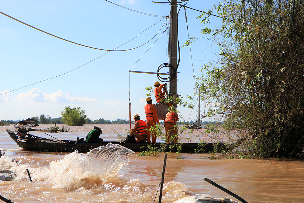 Thi công lưới điện trong mùa lũ tại huyện Hồng Ngự, tỉnh Đồng Tháp