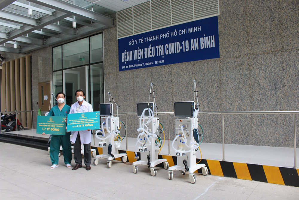 BS.CK II Trần Văn Hải (áo trắng) cho rằng: “Có những chiếc máy thở như máy MV2000 EVO 5 sẽ cứu được rất nhiều bệnh nhân bệnh nặng”