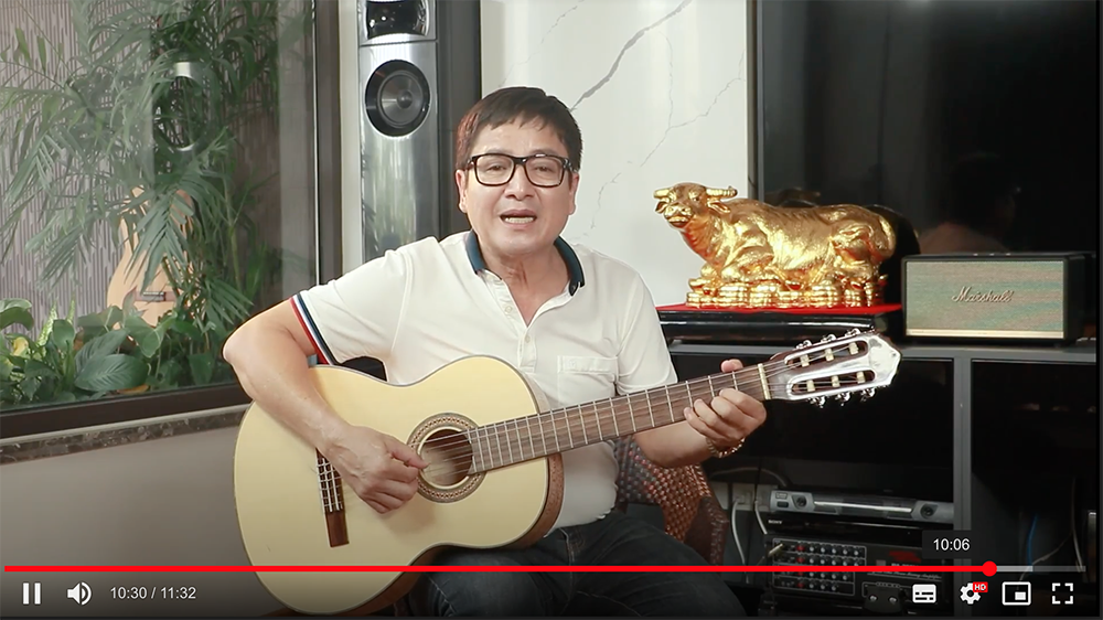 Nghệ sĩ Chí Trung tự đệm đàn và hát giai điệu “Cần tiền tìm MoMo liền