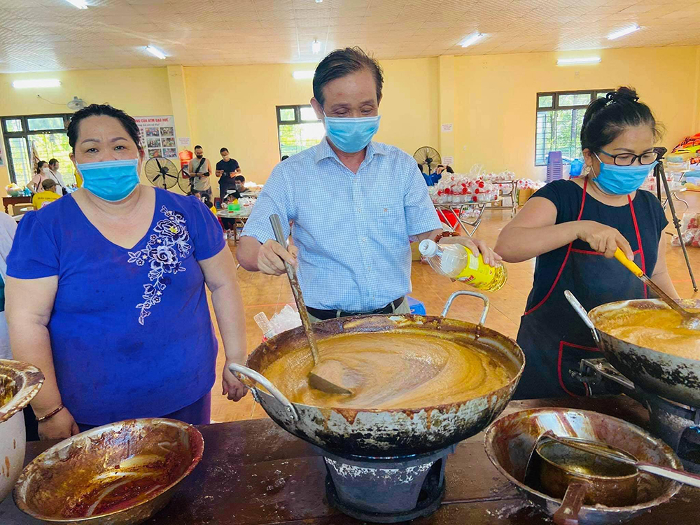 Các thầy cô Trường ĐH Luật Huế tận tay vào bếp chuẩn bị những suất cơm bằng cả trái tim