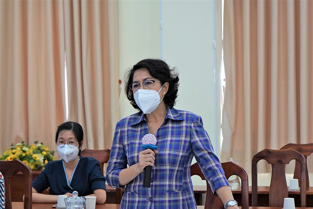 Bà Tô Thị Bích Châu - Chủ tịch Ủy ban Mặt trận Tổ quốc Việt Nam TP.HCM cảm ơn sự đồng hành và đóng góp của Tập đoàn Masan và siêu thị VinMart vào công tác chống dịch của TP