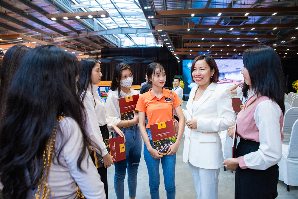 Hiệu trưởng Nguyễn Thị Ngọc Quyên chia sẻ với các em học sinh về chương trình đào tạo tại Nova College