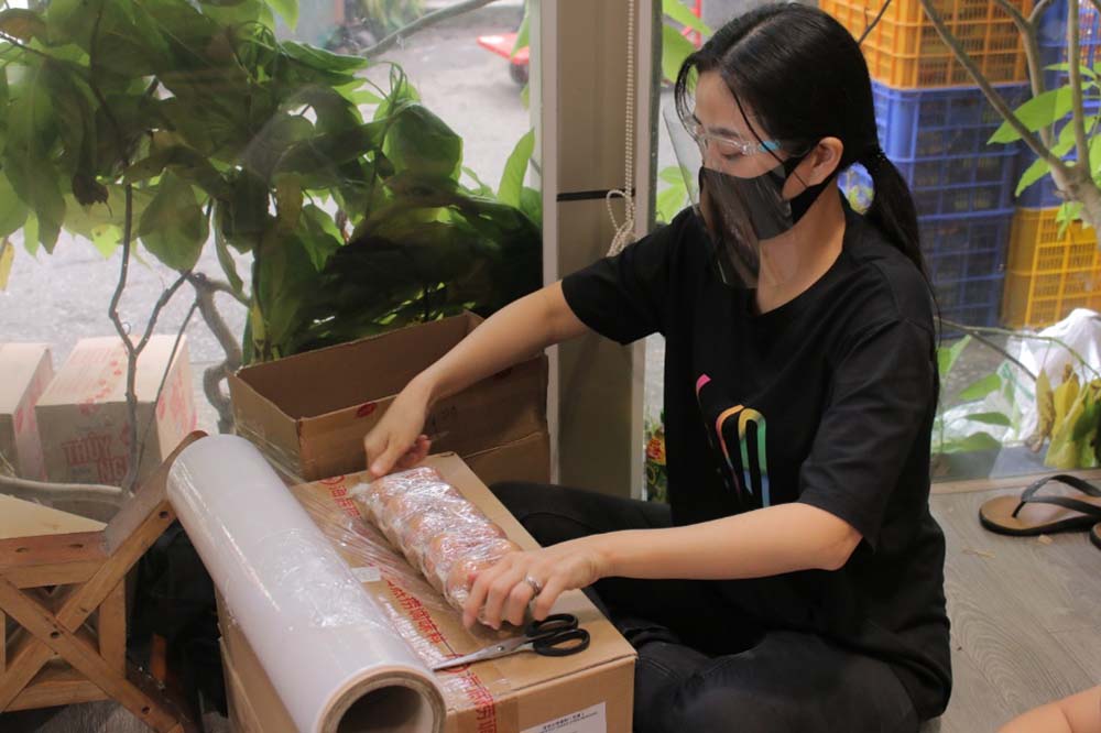 MC Liêu Hà Trinh hào hứng với nhiệm vụ đóng gói thực phẩm. Cũng như các đồng nghiệp, cô mong có thể góp sức nhỏ giúp bà con có thêm thực phẩm, vượt qua giai đoạn khó khăn này