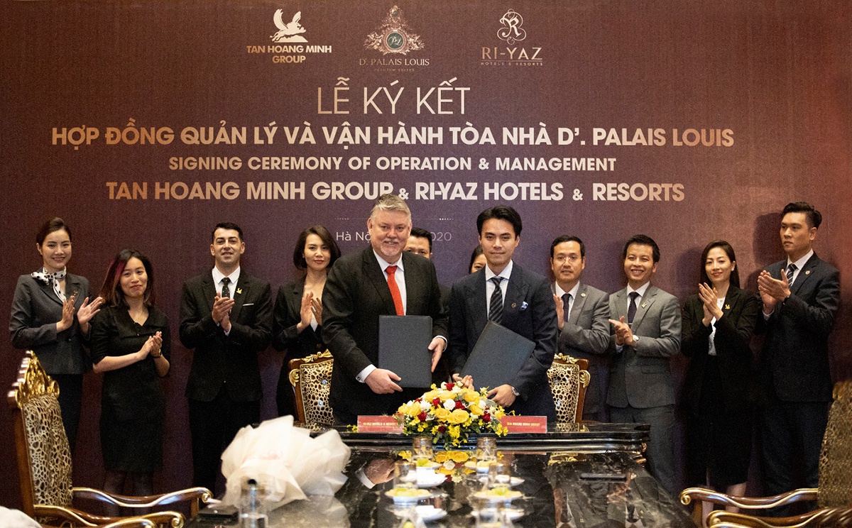 Ông Đỗ Hoàng Minh - Phó tổng giám đốc Tập đoàn Tân Hoàng Minh cùng đại diện Ri-Yaz Hotels & Resorts tại Việt Nam ký MOU quản lý vận hành D’. Palais Louis
