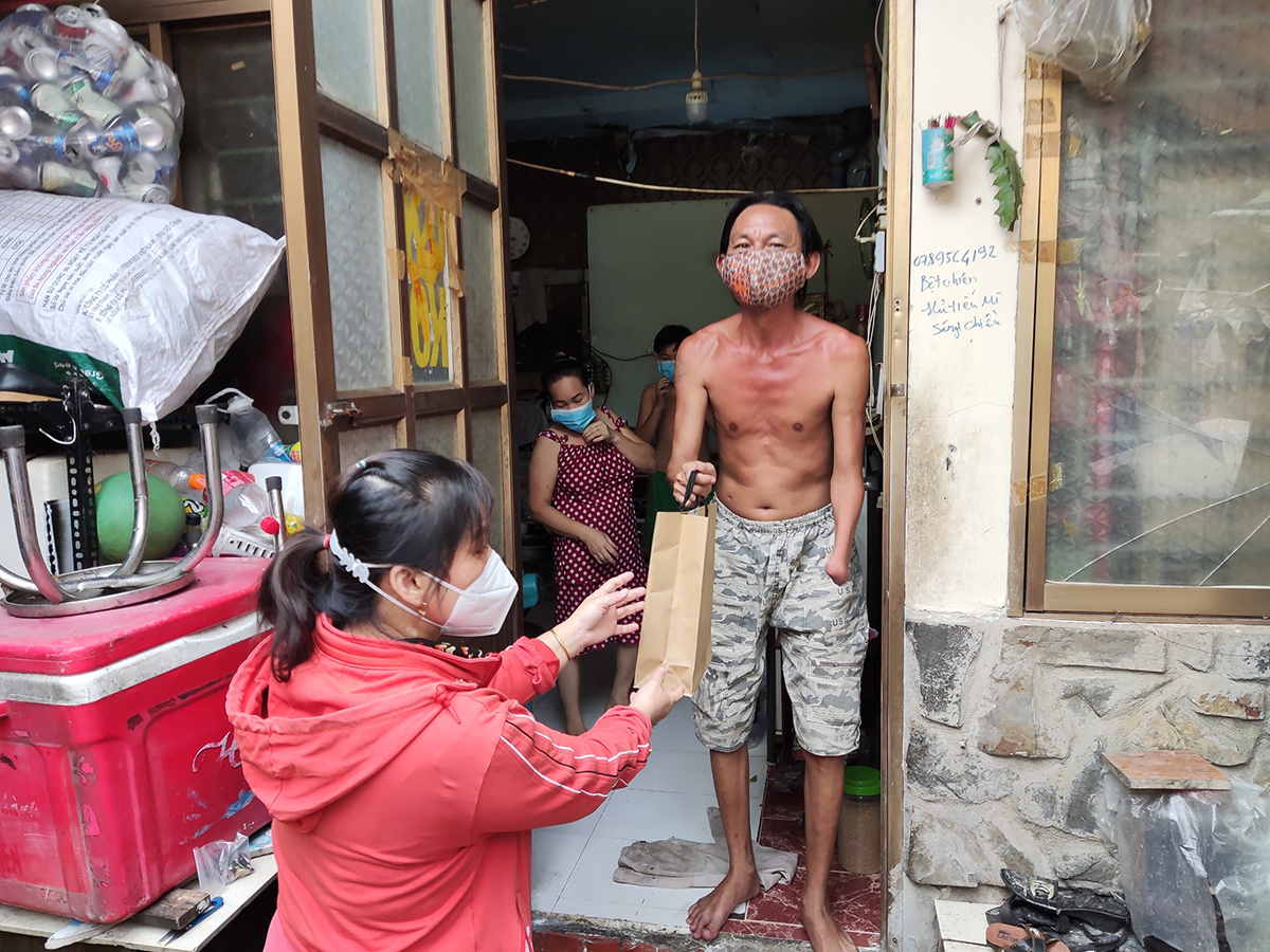 Người dân quận Bình Tân nhận túi thuốc F0 hộ người nhà