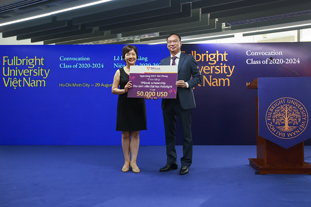 Tháng 8.2020, TPBank đã trao học bổng 50.000 USD cho Đại học Fulbright Việt Nam nhằm hỗ trợ sinh viên có hoàn cảnh đặc biệt khó khăn nhưng đạt thành tích xuất sắc trong học tập